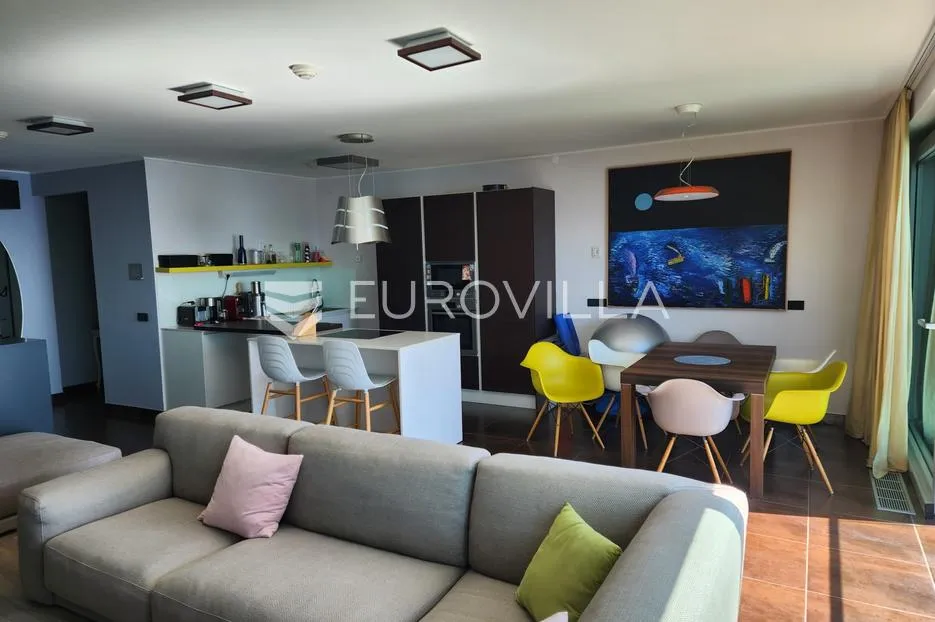 opatija, ekskluzivan stan na vrhunskoj lokaciji, dvosoban 87 m²,prvi red do mora - slika 2