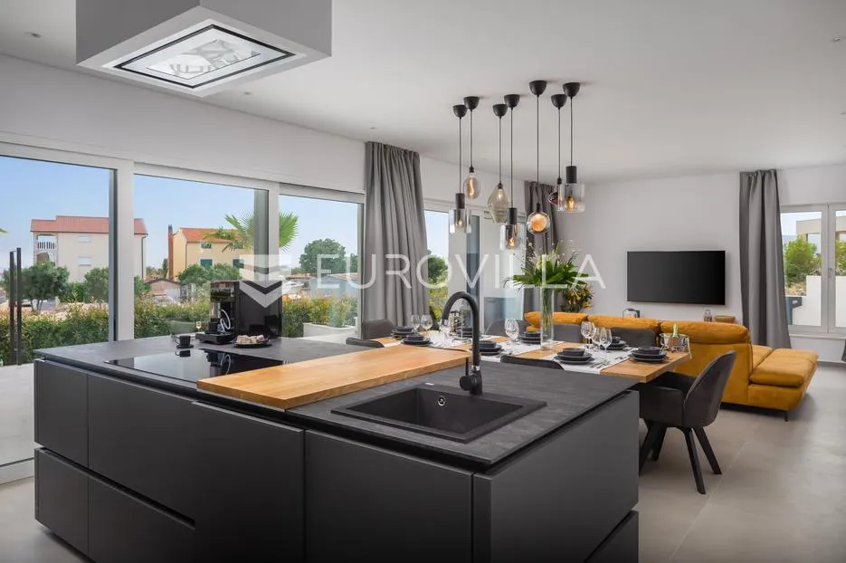 vodice, moderna vila s bazenom i pogledom na more, 332,92 m² - slika 9
