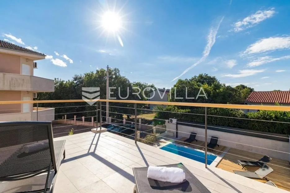 istra, ližnjan, vila 294 m2 s grijanim bazenom i uređenom okućnicom - slika 15