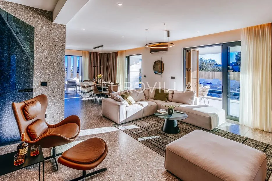 zadar, luksuzna vila s bazenom, savršen spoj elegancije i komfora - slika 59