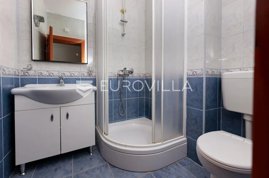 krk, uređen trosoban apartman blizu mora, terasa s pogledom - slika 8