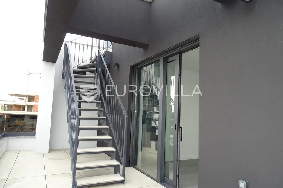 krk, luksuzni penthouse, četverosoban stan 159 m², krovna terasa, 500 m od mora - slika 8