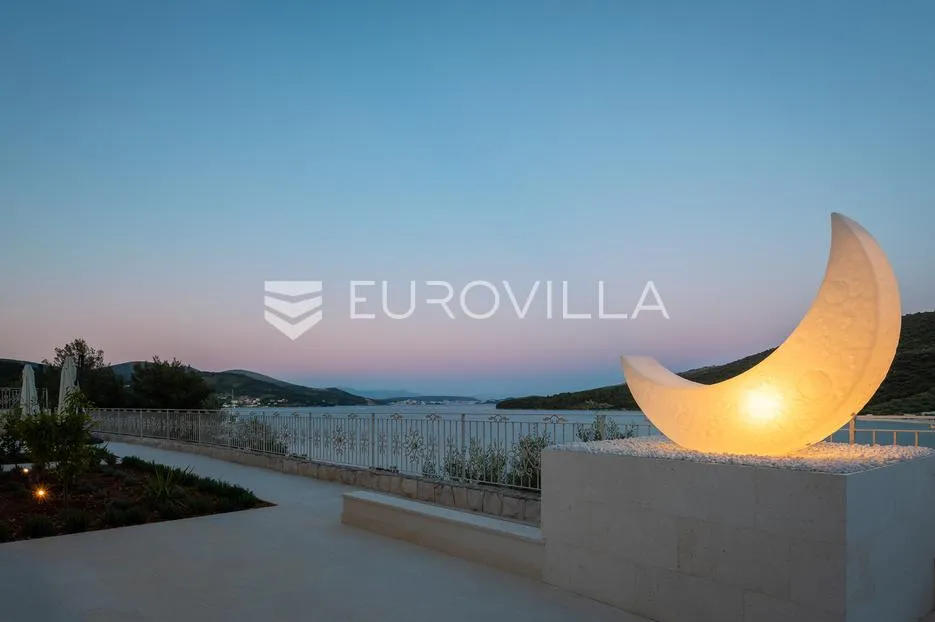 trogir, marina, predivno uređen dvosoban stan prvi red do mora bazen i teretana - slika 15