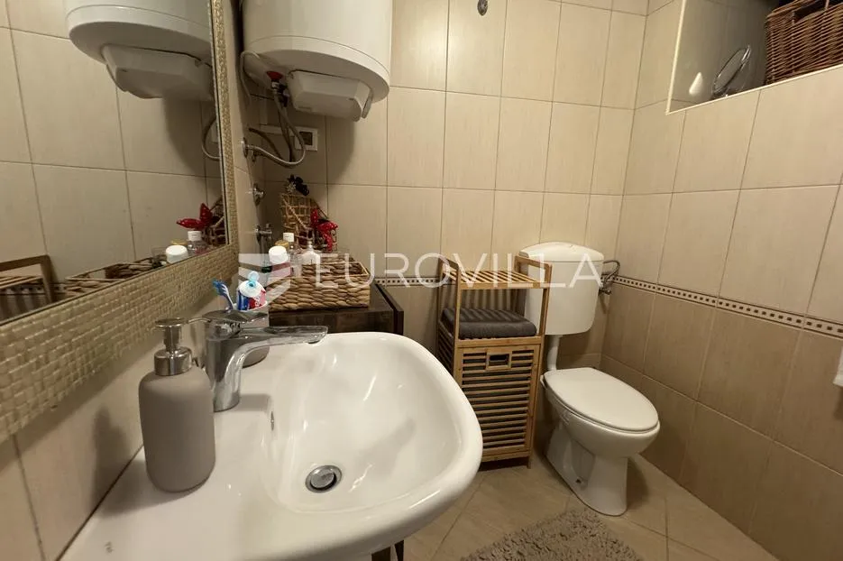 istra, vižinada, obiteljska autohtona renovirana kuća 150m2 u nizu s dvorištem - slika 4