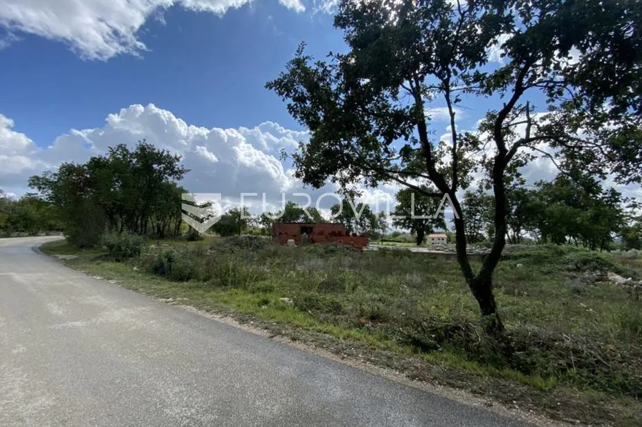 barban, manjadvorci, građevinsko zemljište s projektom i započetom gradnjom - slika 7