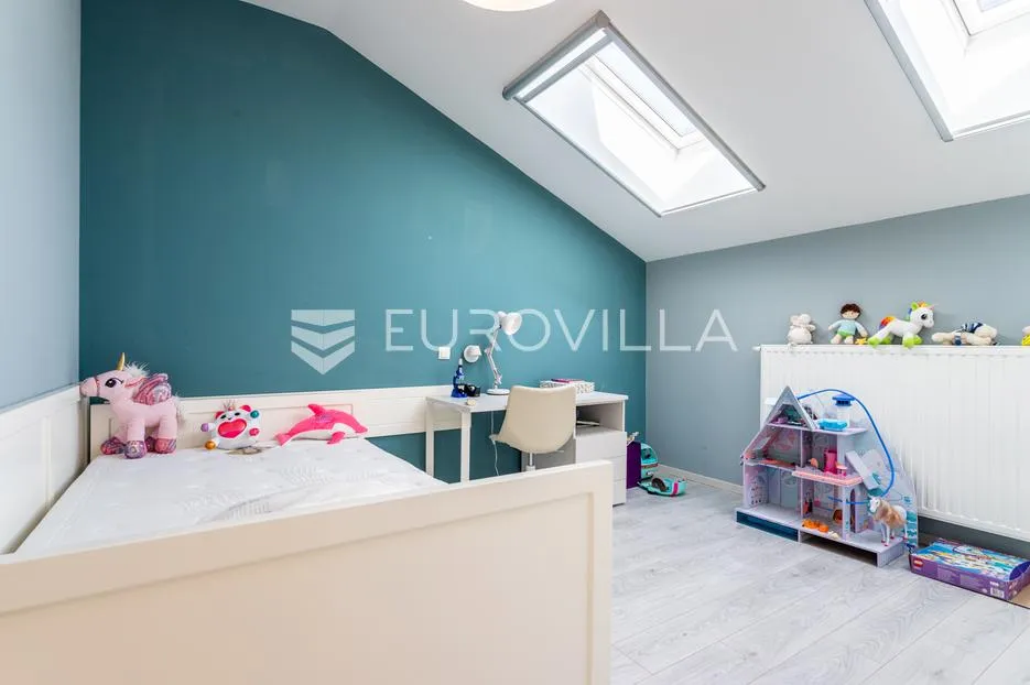vodice, lijepa i prostrana kuća površine 256,38 m² s dodatnim građevinskim zemljištem - slika 11