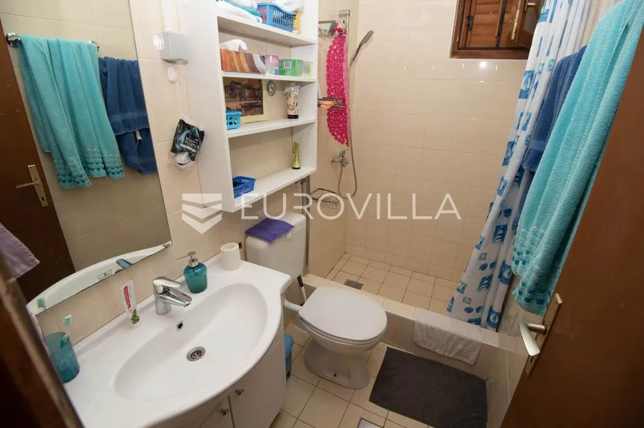 tisno, ekskluzivna apartmanska kuća prvi red do mora s panoramskim pogledom i brodicom - slika 8