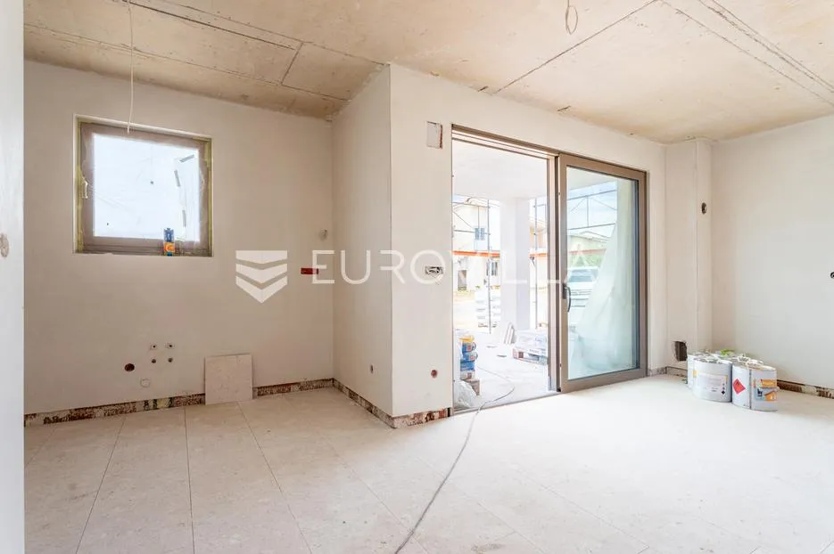 vodice, moderna novogradnja, stan s bazenom i privatnim vrtom, 300 m od mora, pr1 - slika 5