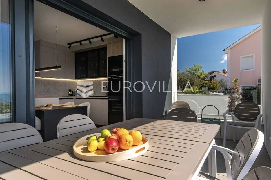 krk, novogradnja u krku, četverosoban dvoetažni stan 136 m² sa wellnessom i bazenom - slika 9