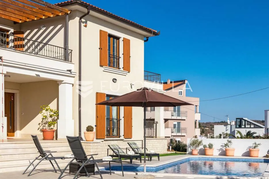 medulin, luksuzna vila s bazenom i velikom uređenom okućnicom 1050 m2, 300 m od plaže - slika 2