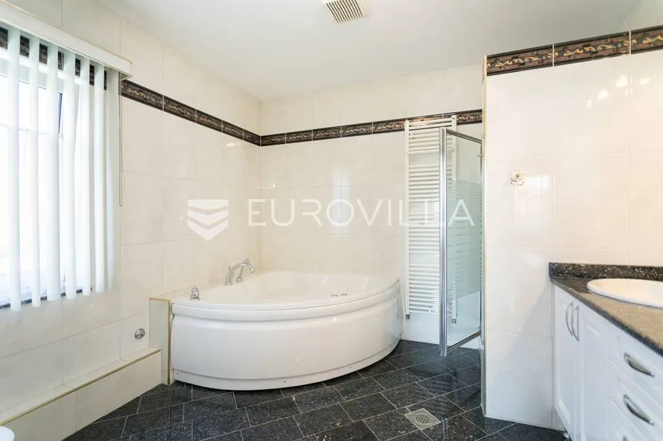 zagreb, šestinski vrh prekrasan šesterosoban dvoetažan stan 250m2 + 2 garaže - slika 19