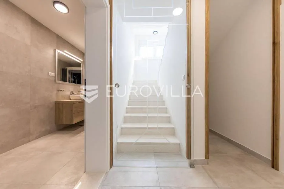 rogoznica, moderna vila na jedinstvenoj lokaciji - slika 12
