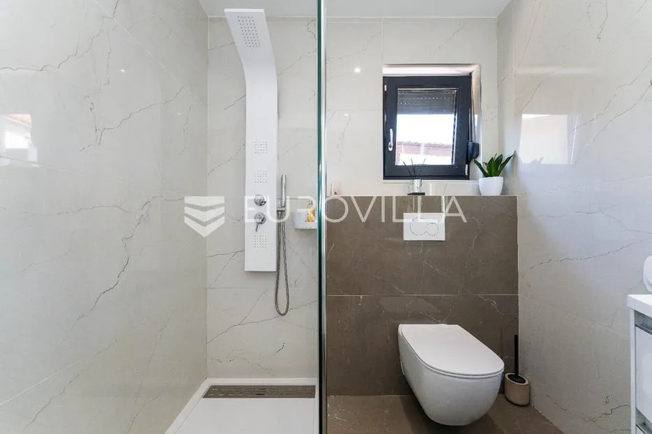 zadar, vir, luksuzna villa sa šest stambenih jedinica, samo 250m od mora - slika 17
