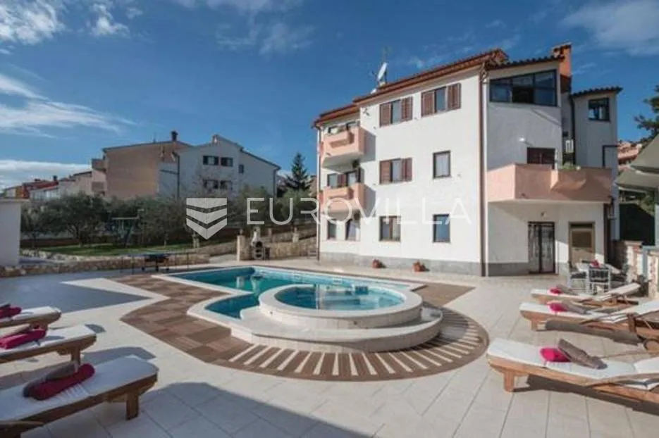 Pula, apartmanska kuća s bazenom na uređenoj okućnici, 350 m od mora - Veruda