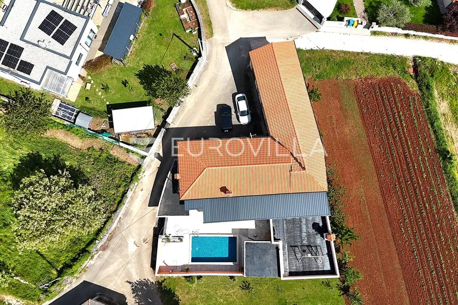 istra, tinjan okolica, impresivno imanje od 600 m² s bazenom, konobom i velikim potencijalom - slika 2