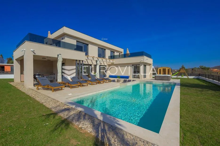 istra, rovinjsko selo, moderna kuća 210 m² s grijanim bazenom, saunom i jacuzzijem - slika 24