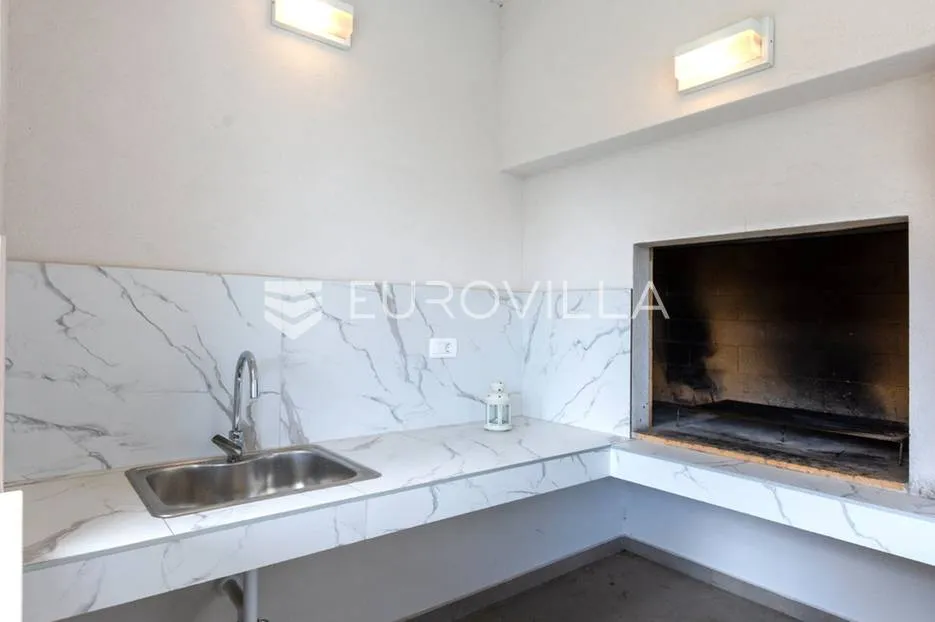 split, žrnovnica, moderna vila s bazenom i panoramskim pogledom smještena na zemljištu od 3740 m² - slika 20