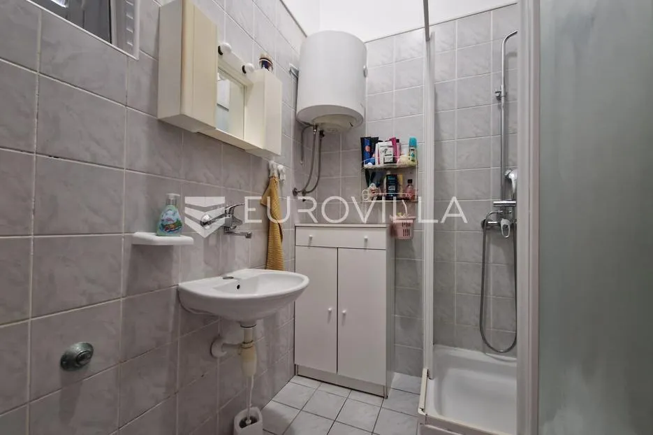 vir, kuća s dva apartmana, 6 spavaćih soba i velikim privatnim dvorištem - slika 34