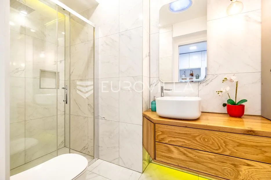 zagreb, marulićev trg, moderan trosoban stan 72 m² s balkonom - slika 7
