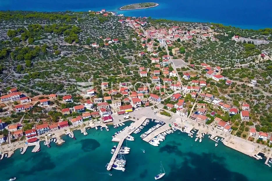 Šibenik, Kaprije, građevinsko zemljište s pogledom na more, 636 m² - Kaprije, Šibenik