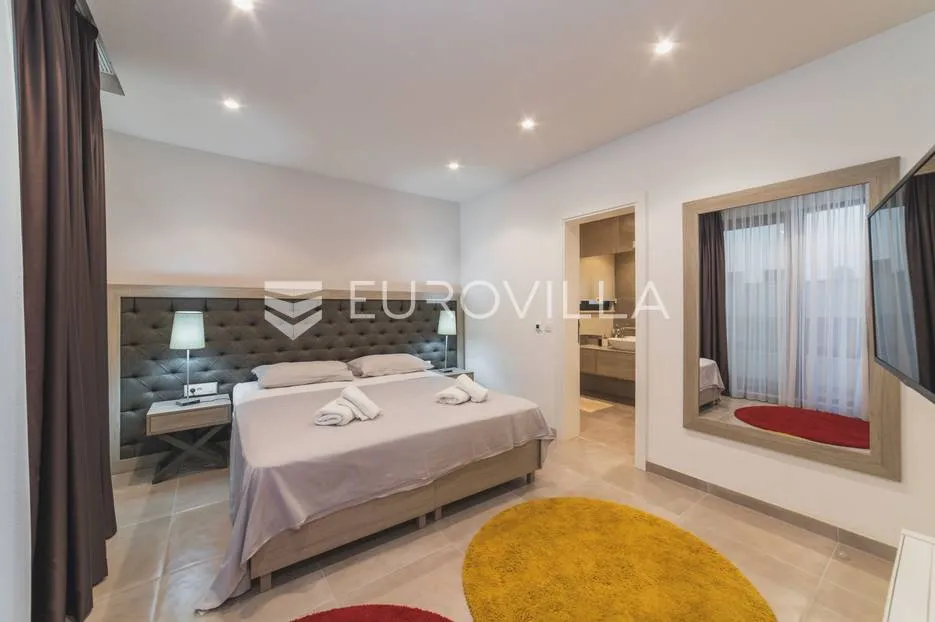trogir, luksuzna vila s bazenom, nkp 368 m2 - slika 46