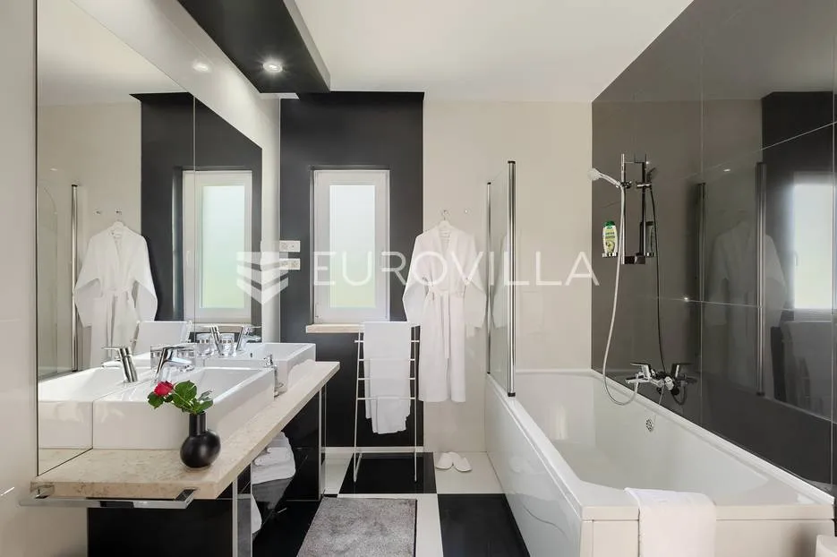 rovinj, rovinjsko selo, prekrasna villa s wellnessom i bazenom, 224 m² - slika 81