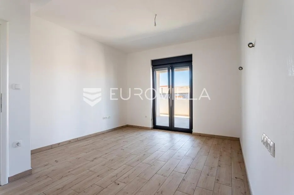 vodice, prostran penthouse s krovnom terasom, 168,79 m² - slika 7