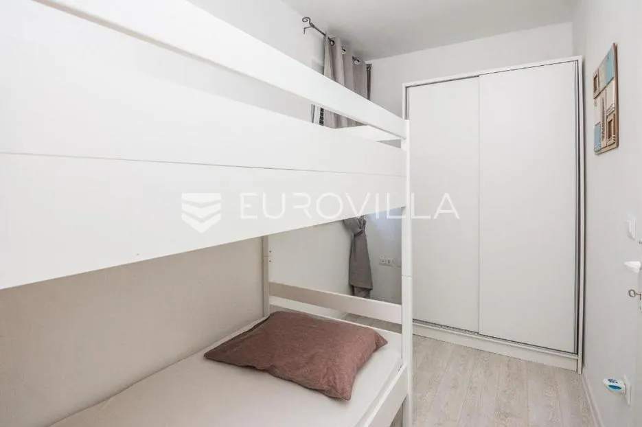 vir, stambeno poslovna zgrada u samom centru otoka 2 apartmana na 1. katu - slika 11