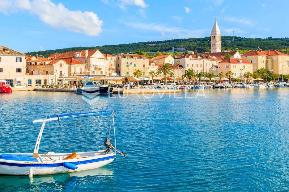 brač, supetar atraktivan poslovni prostor s projektom za nadogradnju - slika 1