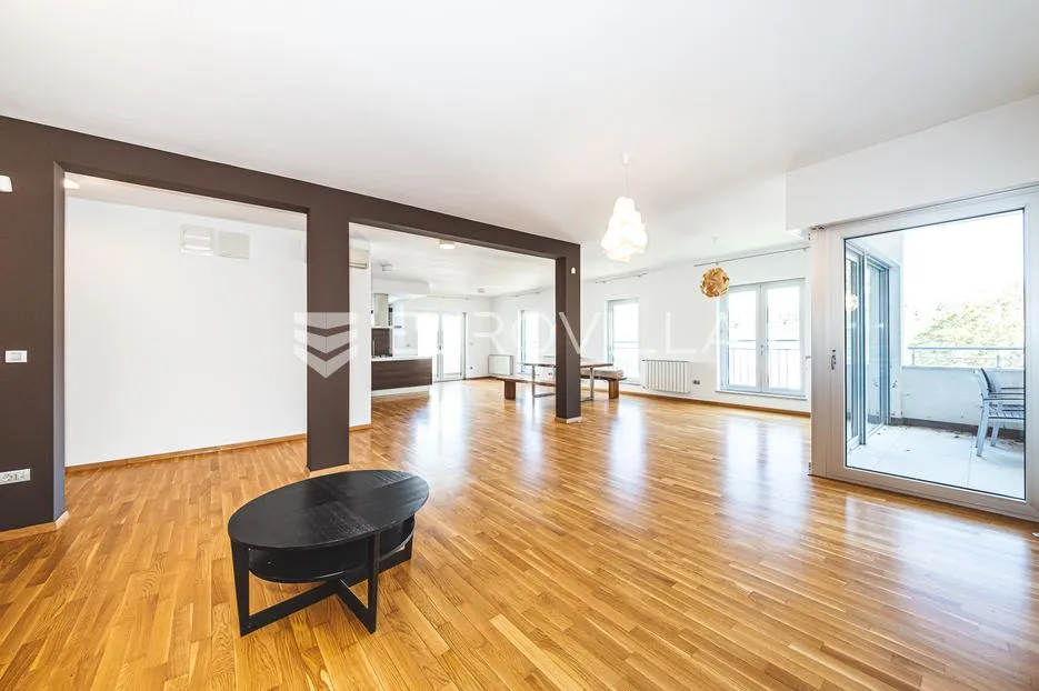 zagreb, jelenovac, prostoran četverosoban stan s balkonom i dvije garaže, 202 m² - slika 5