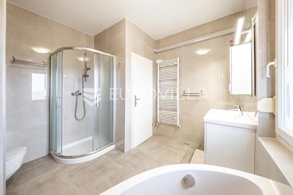zagreb, trešnjevka, uređen četverosoban stan nkp 122, 35 m2 - slika 12