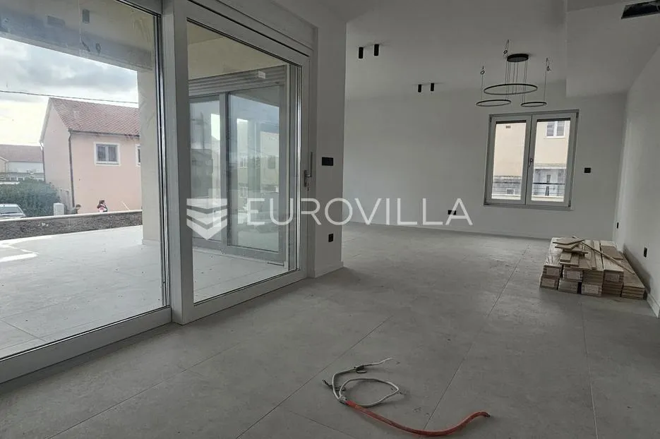 kaštel stari luksuzan stan 77 m² s velikom terasom i vrtom - slika 3
