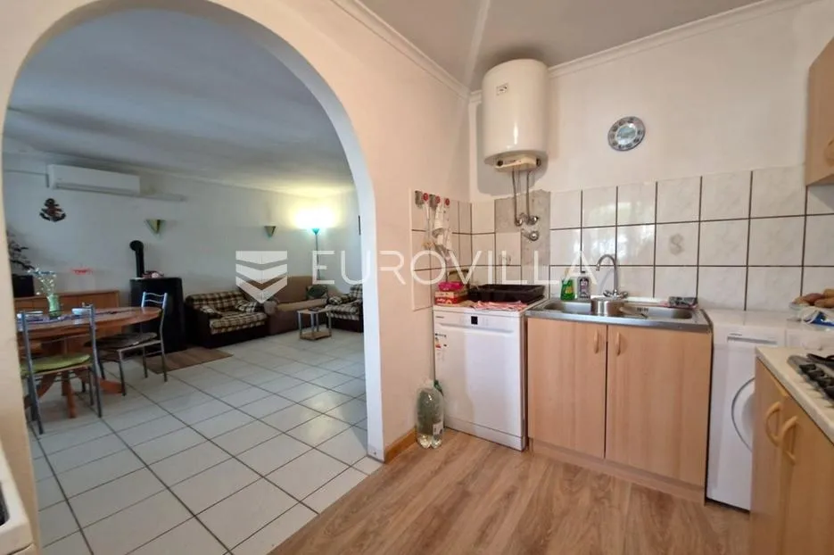 vir, samostojeća kuća, 130 m od plaže s dva odvojena apartmana - slika 10