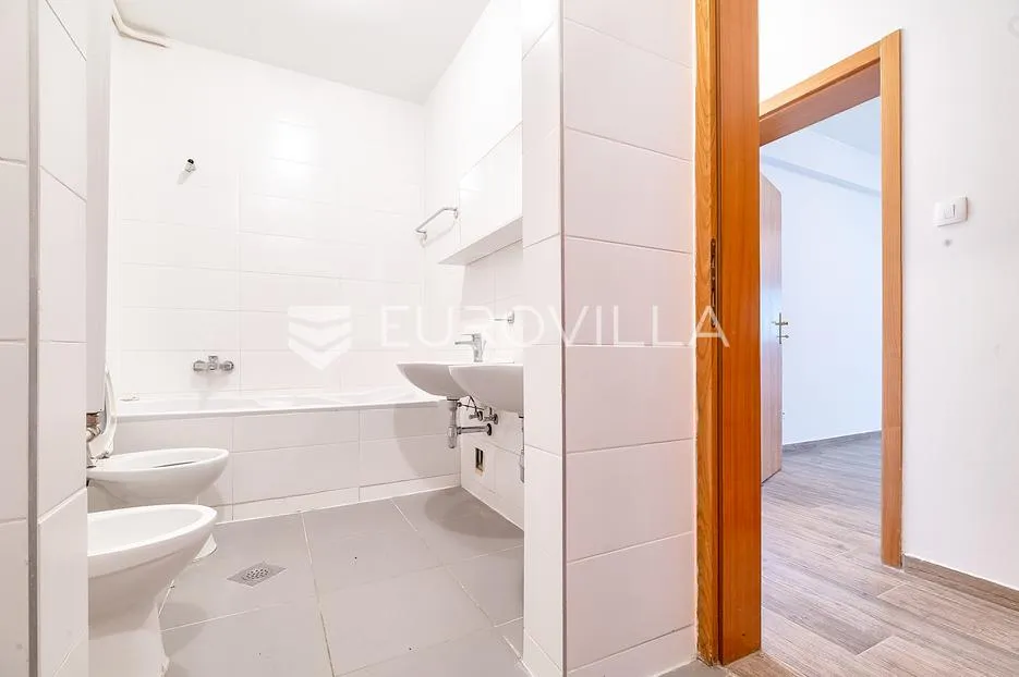 zagreb, zelengaj prostrani peterosoban stan 178 m² u visokom prizemlju - slika 6
