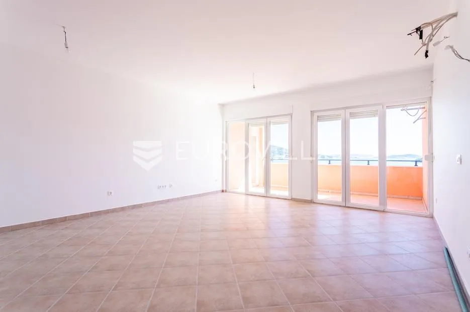 Marina, komforan trosoban stan u prvom redu do mora
