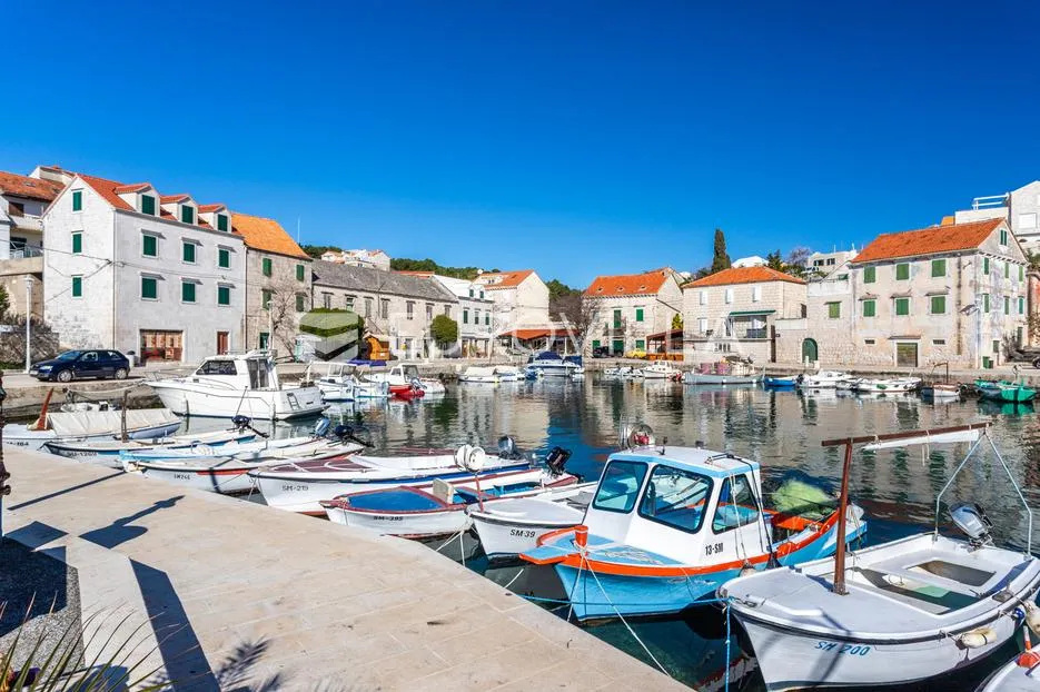 brač, sumartin, prekrasna kuća, prvi red do mora površine 95m2, na zemljištu površine 1388 m2 - slika 14