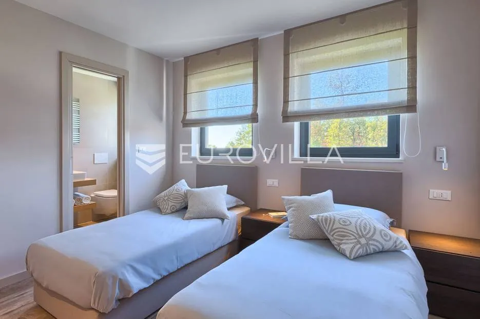 višnjan, prekrasno raspoređena vila okružena zelenilom, nkp 242 m2, na velikoj uređenoj okućnici - slika 41