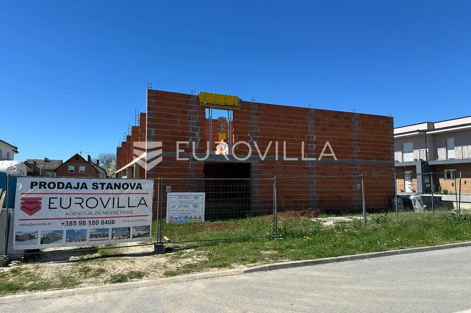 Požega, Zelena ulica, moderan četverosoban stan sa vrtom i parkingom - Centar