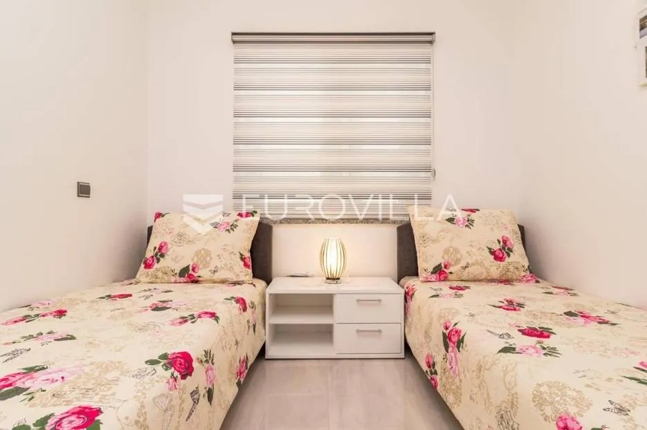 medulin, trosoban stan sa bazenom, privatni parking, neto korisna površina 80 m² - slika 7