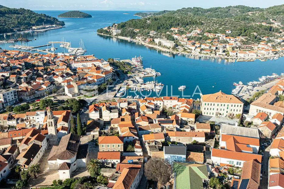 Otok Korčula, Vela Luka, kamena kuća u centru mjesta
