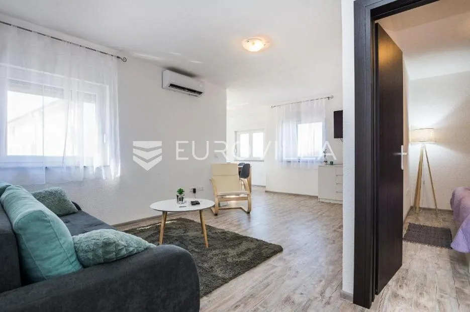 vir, stambeno poslovna zgrada u samom centru otoka 2 apartmana na 1. katu - slika 20