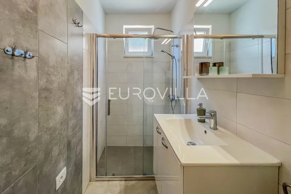 istra, novigrad okolica, šarmantan prostrani stan sa terasom, vrtom i malim odvojenim apartmanom - slika 15