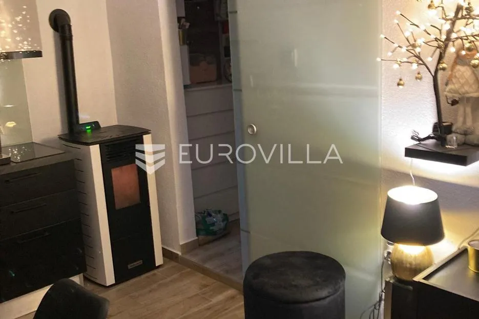 starigrad, tribanj, prostrana kuća s pogledom na more i šest apartmana - slika 20
