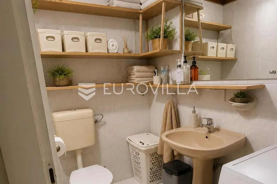 crikvenica, troetažna kuća na šetnici s dva odvojena ulaza, prvi red do mora - slika 12