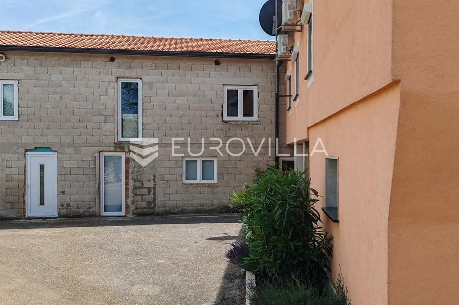 istra, tinjan, samostojeća kuća s bazenom i okućnicom 350m2 - slika 50