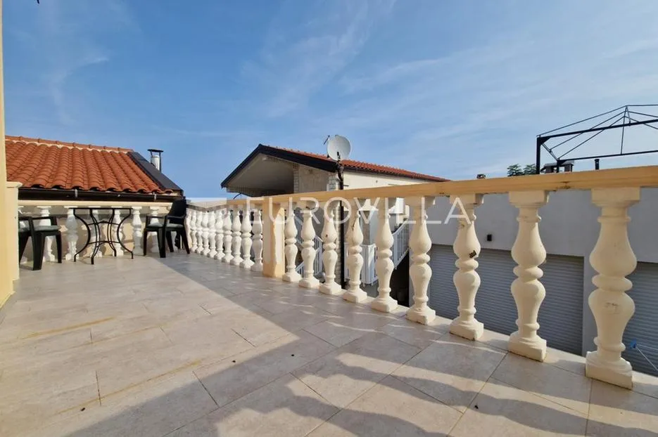 vir, samostojeća kuća, 130 m od plaže s dva odvojena apartmana - slika 25