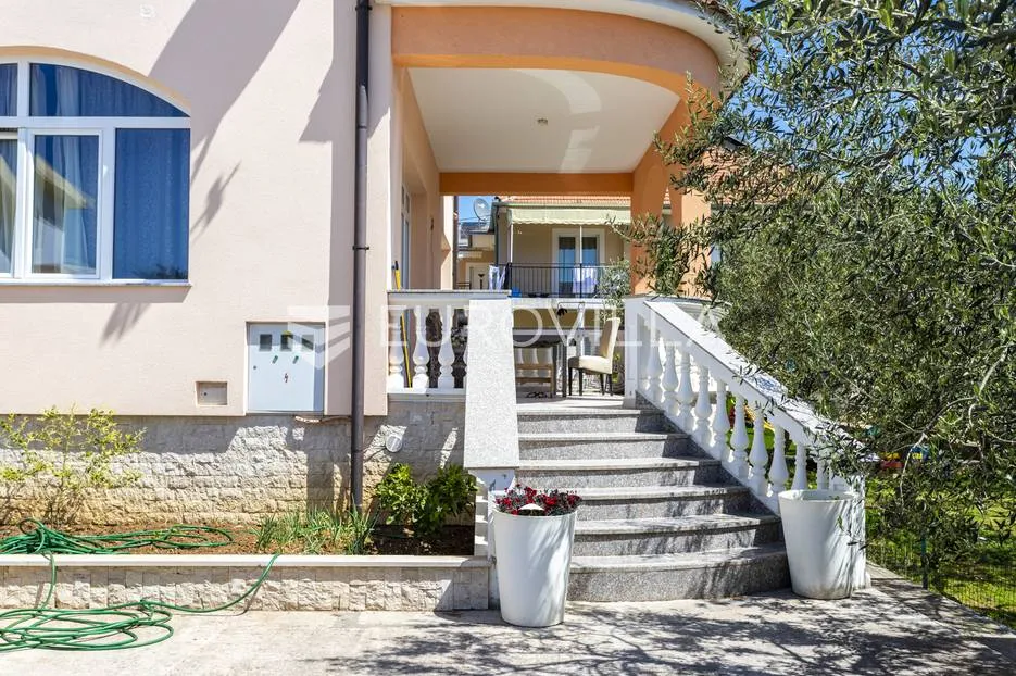vodice, kuća od 301 m2, turistička zona 250 m od plaže - slika 4