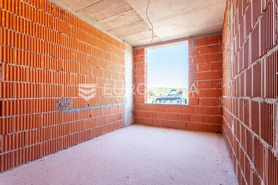 vodice, prostran dvosoban stan s bazenom i dvorištem, 125,91 m² - slika 11