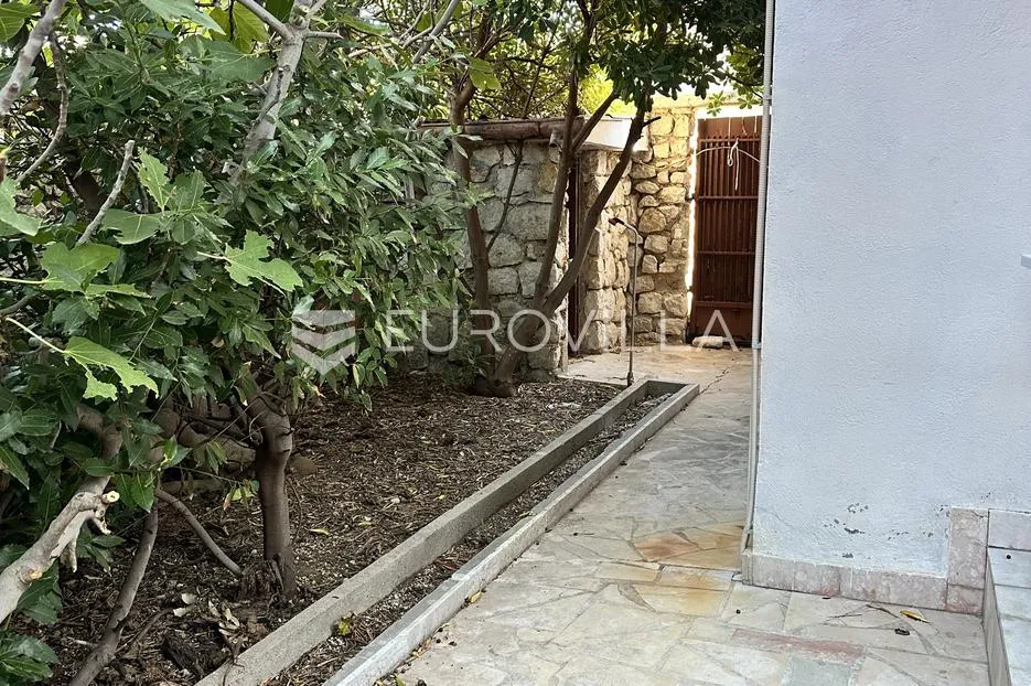 zadar, pag, prekrasna kuća u samom centru paga s terasom, vrtom i konobom - slika 13