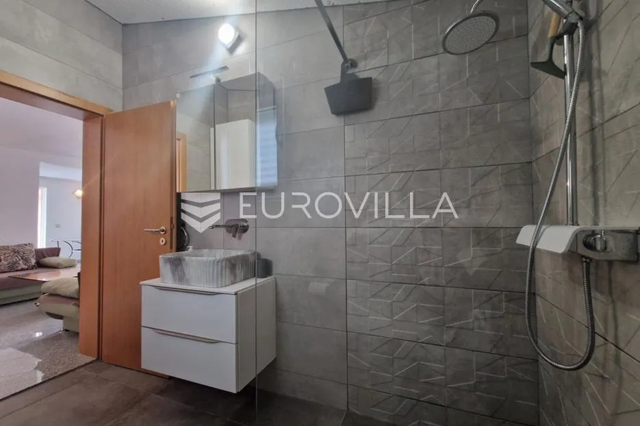 vir, top lokacija, 230 m od mora, kuća s 4 spavaće sobe, garažom i prostranom okućnicom - slika 15